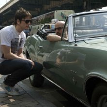 Josh Hartnett e il regista Austin Chick sul set di August