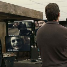 Michael Caine e Christian Bale (di spalle) in una scena de Il cavaliere oscuro