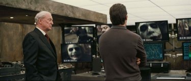 Michael Caine e Christian Bale (di spalle) in una scena de Il cavaliere oscuro