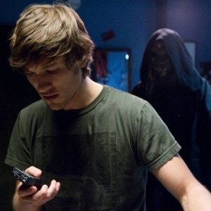 Michael Graziadei ignaro dell'uomo nero alle sue spalle in una sequenza del film Boogeyman 2