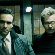 Nestor Carbonell e Gary Oldman in una scena de Il cavaliere oscuro