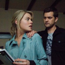 Rachael Taylor E Joshua Jackon In Una Scena Di Ombre Dal Passato 80833