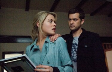 Rachael Taylor e Joshua Jackon in una scena di Ombre dal passato