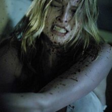 Rachel Nichols in una scena dell'horror -2: Livello del terrore (P2)