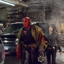 Ron Perlman e Selma Blair in una scena di Hellboy 2
