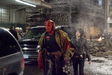 Ron Perlman e Selma Blair in una scena di Hellboy 2