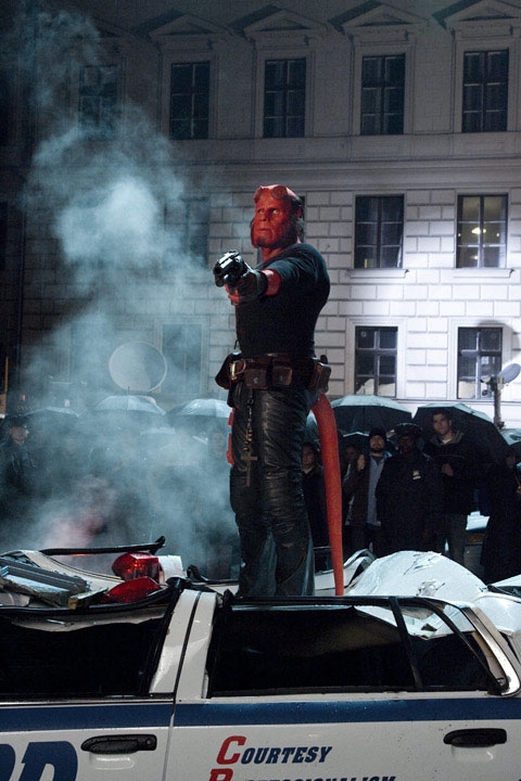 Ron Perlman nei panni di Hellboy in una sequenza di Hellboy 2