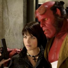 Selma Blair e Ron Perlmanin una sequenza di Hellboy 2
