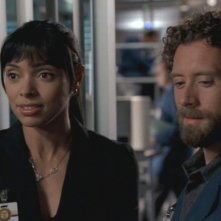 Tamara Taylor e T.J. Thyne nella serie 'Bones', nell'episodio dal titolo: Il mistero del bosco