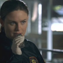 Temperance Brennan, interpretata da Emily Deschanel, nell'episodio 'Due corpi sotto esami' nella serie 'Bones'
