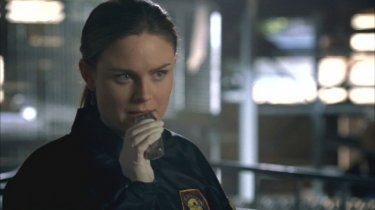 Temperance Brennan, interpretata da Emily Deschanel, nell'episodio 'Due corpi sotto esami' nella serie 'Bones'