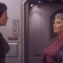 Jolene Blalock insieme a Fionnula Flanagan nell'episodio 'La caduta di un eroe' della serie tv 'Enterprise'