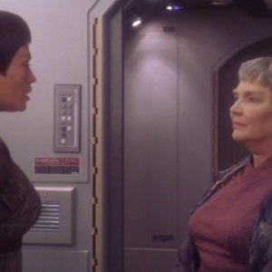 Jolene Blalock insieme a Fionnula Flanagan nell'episodio 'La caduta di un eroe' della serie tv 'Enterprise'