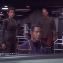 Jolene Blalock, Scott Bakula e Anthony Montgomery nell'episodio 'Nemico silenzioso' della serie 'Enterprise'