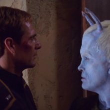 Scott Bakula insieme a Jeffrey Combs nell'episodio 'Il caso Andoriano' della serie tv 'Enterprise'