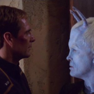 Scott Bakula insieme a Jeffrey Combs nell'episodio 'Il caso Andoriano' della serie tv 'Enterprise'