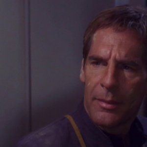 Scott Bakula nel ruolo dell'intrepido Capitano Archer nella serie tv 'Enterprise', episodio: Terra Nova