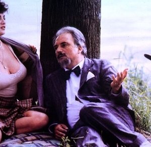 Serena Grandi con Franco Interlenghi in una scena del film Miranda, diretto da Tinto Brass