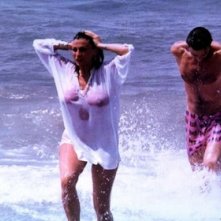 Sexy trasparenze per Serena Grandi nel film Teresa. Accanto a lei, Luca Barbareschi