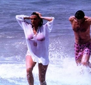 Sexy trasparenze per Serena Grandi nel film Teresa. Accanto a lei, Luca Barbareschi