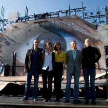 Anatoule Taubman, Mathieu Amalric, Olga Kurylenko, Daniel Craig e il regista Marc Forster posano per una foto di gruppo di Quantum of Solace