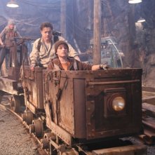 Anita Briem, Brendan Fraser e Josh Hutcherson in una scena del film Journey to the Center of the Earth 3D