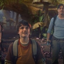 Anita Briem, Josh Hutcherson e Brendan Fraser in una sequenza di Journey to the Center of the Earth 3D