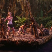 Anita Briem, Josh Hutcherson e Brendan Fraserin una scena del film Journey to the Center of the Earth 3D