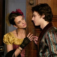 Asia Argento e Fu'ad Ait Aattou in una scena del film Une vieille maitresse