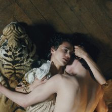 Asia Argento e Fu'ad Ait Aattou in una sequenza del film Une vieille maitresse