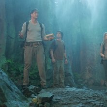 Brendan Fraser, Josh Hutcherson e Anita Briem in una sequenza del film Journey to the Center of the Earth 3D
