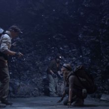 Brendan Fraser, Josh Hutcherson e Anita Briem in una sequenza di Journey to the Center of the Earth 3D