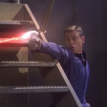 Connor Trinneer in una scena d'azione dell'episodio 'Il Comunicatore' della serie tv 'Enterprise'