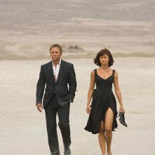 Daniel Craig e Olga Kurylenko attraversano il deserto boliviano in una scena del film Quantum of Solace