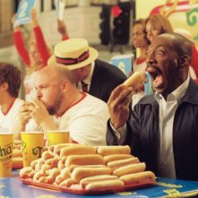 Eddie Murphy si ingozza di hot dog in una sequenza di Piacere Dave