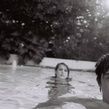 Erik Smith e, sullo sfondo, Willa Holland in una scena del film Garden Party