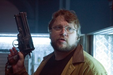 Il regista Guillermo Del Toro impugna il revolver di Hellboy sul set di Hellboy 2