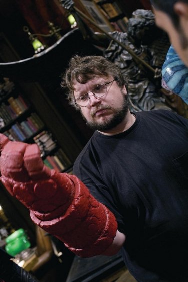 Il regista Guillermo Del Toro prova il pugno destro di Hellboy in una foto sul set di Hellboy 2