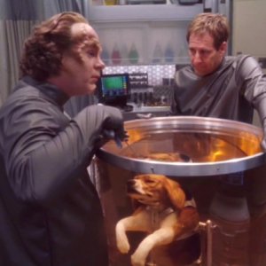 John Billingsley insieme a Scott Bakula nell'episodio 'Una notte in infermeria', nella serie tv 'Enterprise'