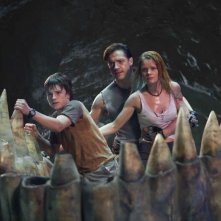 Josh Hutcherson, Brendan Fraser e Anita Briem in una scena del film d'avventura Journey to the Center of the Earth 3D
