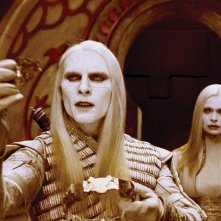 Luke Goss e Anna Walton, interpreti rispettivamente del principe Nuada e della principella Nuala, in una scena del film Hellboy 2