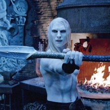 Luke Goss nei panni del principe Nuada sfida il suo nemico in una scena di Hellboy 2