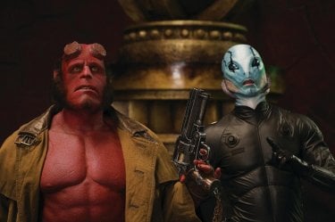 Ron Perlman (Hellboy) e Doug Jones (Abe) in una scena di Hellboy 2