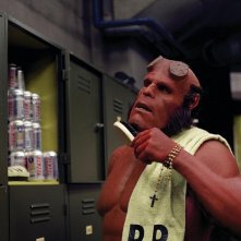 Ron Perlman nei panni di Hellboy in una divertente scena di Hellboy 2
