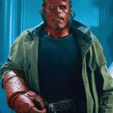 Ron Perlman nei panni di Hellboy in una sequenza del film Hellboy 2