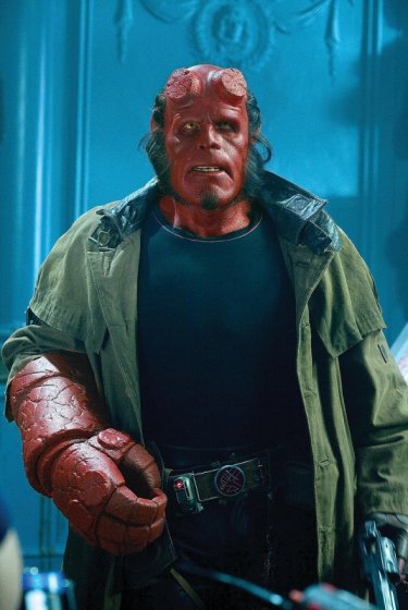 Ron Perlman nei panni di Hellboy in una sequenza del film Hellboy 2