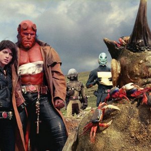 Selma Blair e Ron Perlman (Hellboy) in una sequenza di Hellboy 2