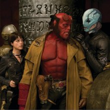 Selma Blair, Ron Perlman e Doug Jones in una scena di Hellboy 2