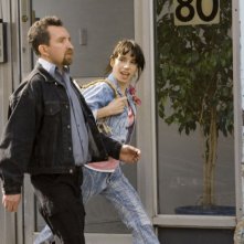 Eddie Marsan e Sally Hawkins in una sequenza di Happy Go-Lucky