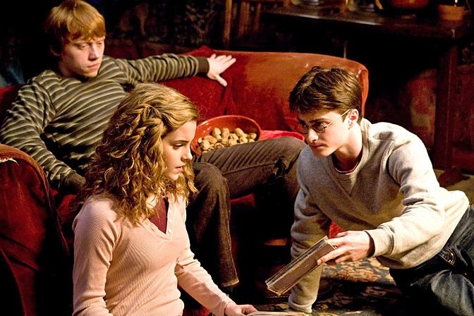 Rupert Grint, Emma Watson e Daniel Radcliffe in una scena di Harry Potter e il principe mezzosangue